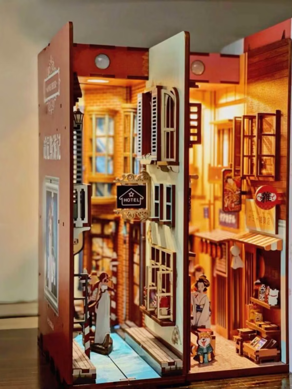 Travel in Venice Book Nook Kit