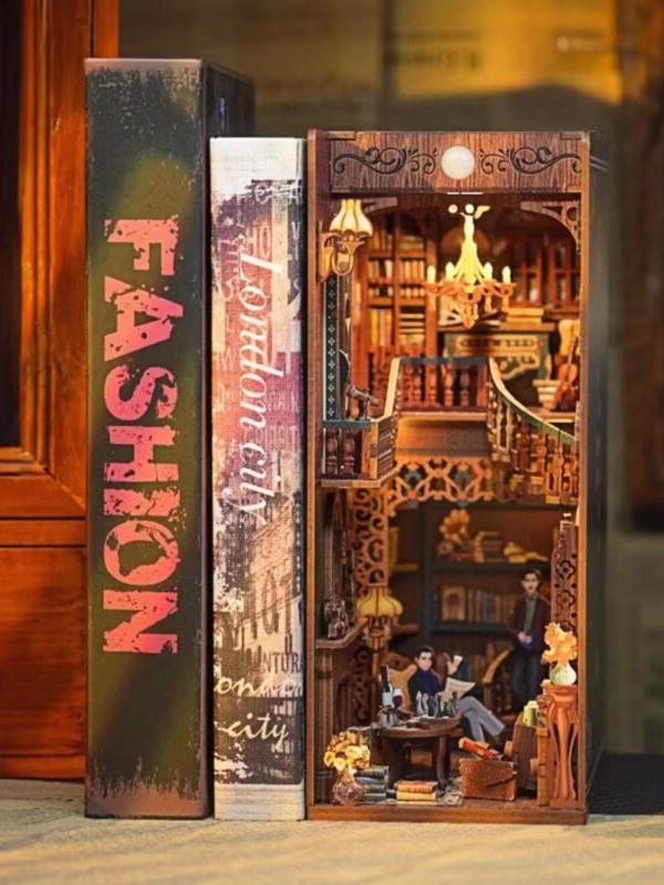 Holmes Detective Agency Book Nook Kit