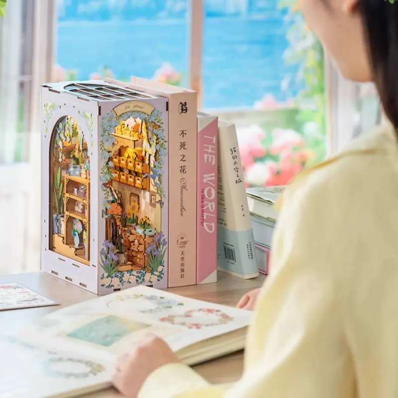 LE FLEURISTE Fragrant Flower Shop — 180° Foldable DIY Book Nook Kit