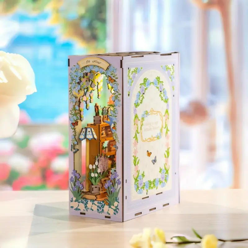 LE FLEURISTE Fragrant Flower Shop — 180° Foldable DIY Book Nook Kit