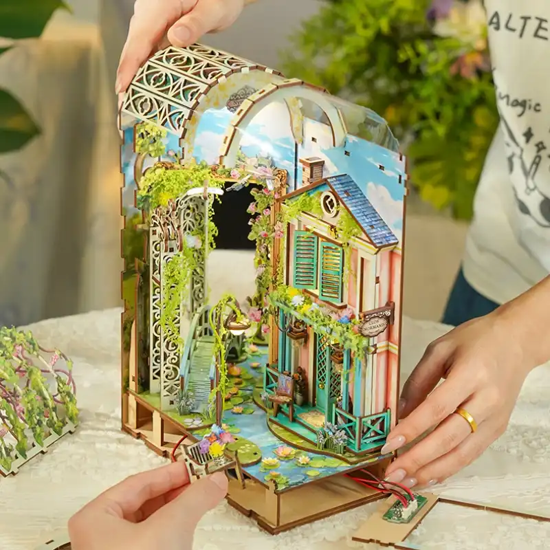 Les Jardins de Monet à Giverny Monet's Gardens Book Nook Kit