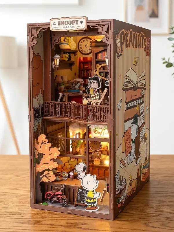 Classic Peanuts Snoopy Book Nook – Vintage Cartoon Diorama Scene